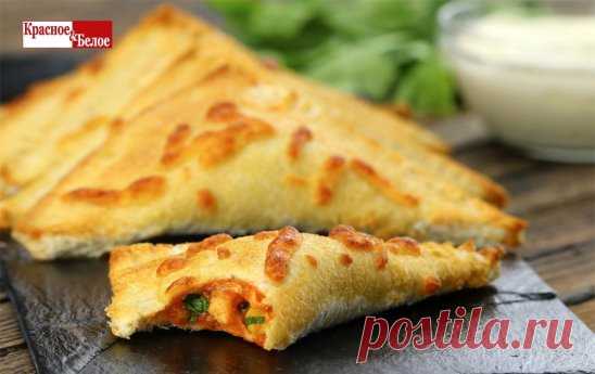 Хрустящие конвертики с курицей!  
Ингредиенты: 
жареная куриная грудка 
хлеб для тостов 
4 ст.л сладкой кукурузы 
3 ст.л творожного сыра 
1 ст.л томатной пасты 
1 ч.л орегано 
1 ч.л петрушки 
соль 
перец 
яйцо 
сыр 
Приготовление: 
Куриную грудку размельчаем и помещаем в чашу с кукурузой, творожным сыром, пастой, орегано и петрушкой. Все хорошо перемешиваем и к полученной массе добавляем соль с перцем. 
Дальше берем хлеб, обрезаем края и накладываем начинку на его половинку. Сворачиваем с треу