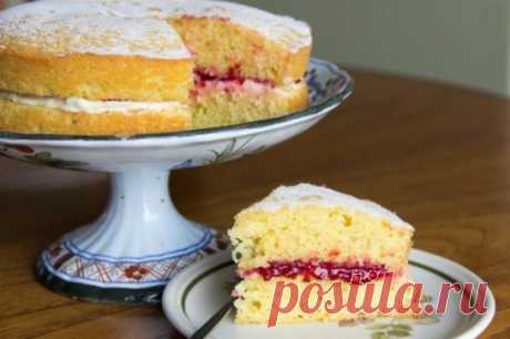 Традиционно английский бисквит "королевы Виктории" - легкий, воздушный пирог с джемом - идеален к чаю

Ингредиенты:
Для бисквита:
170 г размягченного масла
170 г сахарной пудры
170 г муки
3 яйца

Для начинки:
4 столовых ложки малинового варенья
Масляный крем (по желанию)

Приготовление:
Нагрейте духовку до 190 градусов. 2 формы по 18 см смажьте сливочным маслом и застелите бумагой для выпечки.
В большой миске взбейте до кремовой блендой массы сливочное масло и сахар.
Отдел...