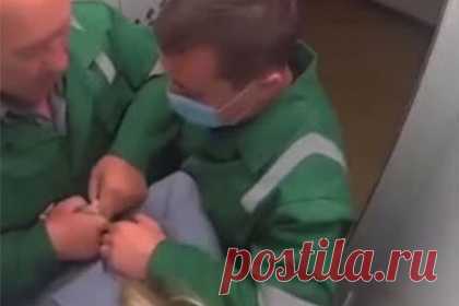Избиение пациентки санитарами российской психбольницы попало на видео. В Ярославле санитары областной психиатрической больницы избили пациентку в лифте жилого дома. Психиатрическая бригада приехала на вызов. На месте они забрали девушку, однако после закрытия дверей лифта санитары начали избивать вырывающуюся и плачущую пациентку. Момент избиения засняла камера.