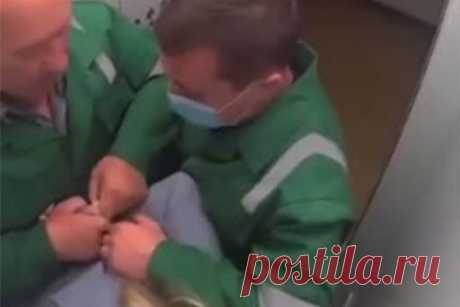 Избиение пациентки санитарами российской психбольницы попало на видео. В Ярославле санитары областной психиатрической больницы избили пациентку в лифте жилого дома. Психиатрическая бригада приехала на вызов. На месте они забрали девушку, однако после закрытия дверей лифта санитары начали избивать вырывающуюся и плачущую пациентку. Момент избиения засняла камера.