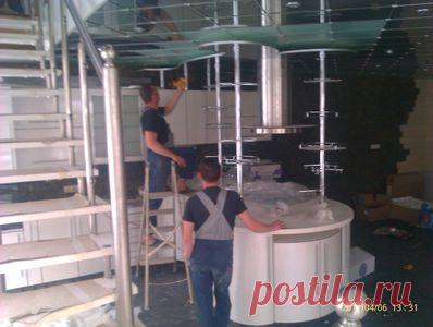 Инструкция по сборке кухонного гарнитура.
Спец предложение от установщиков мебели: "Матросский танец  Яблочко" :-)