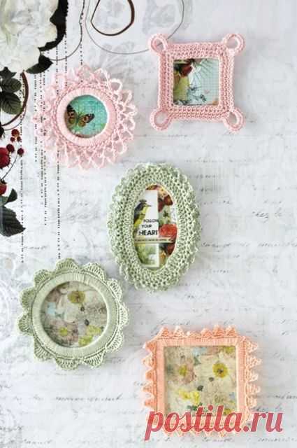 Экскурс в историю: вязание крючком. 
Изначально это рукоделие было доступно только знатным мужчинам, а потом и дамам, например популярные в то время Брюссельские кружева ценились настолько высоко, что бедным людям были практически недоступны, а посему служили показателем статуса и высокого положения в обществе их владельца. - Источник: Рукоделие - мое ремесло http://rukodelie1.com/publ/vjazanie/vjazanie_krjuchkom/ehkskurs_v_istoriju_vjazanie_krjuchkom/17-1-0-8