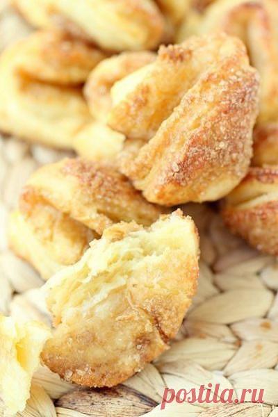 Творожное печенье. 

Как же я люблю творожную выпечку! А ее несравнимый аромат! Мммммм.. Это печенье может и незатейливое, но вкусное-вкусное! 

Вам потребуется: 

200 г зернистого творога 
100 г сливочного масла 
1 стакан муки + мука для раскатывания 
сахар 

Как готовить: 

1. Переработать в процессоре творог, холодное сливочное масло и муку в крошку. Сформировать из теста шар, при надобности используя дополнительную муку. Отправить в холодильник на час охлаждаться. 
2. ...