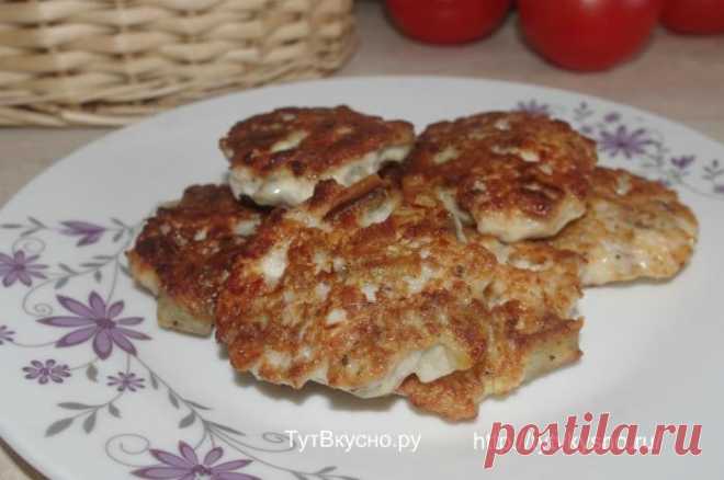 Рубленные куриные котлеты с баклажанами и гречкой- вкус удивительный - ТутВкусно! ru  Рубленные куриные котлеты с баклажанами и гречкой меня удивили-вкус, словно они из нежнейшей говядины. Такие котлетки я готовила впервые. Гречки в котлетах не ощущается, что для меня важно, поскольку дочь не очень любит ее. Баклажаны немного чувствуются и очень гармонично вливаются во вкус. Котлеты, повторюсь, имеют необычный вкус, поэтому я предлагаю, для начала, попробовать ничего …