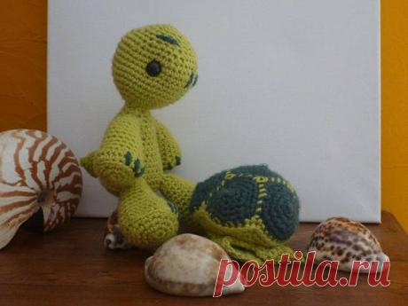 Crochet pattern tuto tortue  turtle  tortoise  amigurumi pattern Vous êtes fan des petites tortues!? Voilà un patron dune bien mignonne tortue que jai nommée Latuvue . Latuvue a la possibilité de changer de carapace à linfini du moment que son dressing se rempli en fonction de vos créations de carapaces  Il s’agit d’un sujet au crochet niveau facile-intermédiaire, et les techniques au crochet que vous avez besoin de connaitre sont basiques : anneau magique maille en lair; ...