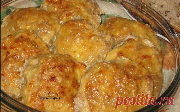 🔹 Фарш свино-говяжий - 450 г
🔹 Яйцо - 1 шт.
🔹 Лук - 1 шт.
🔹 Морковь - 0.5 шт.
🔹 Сметана -100 г
🔹 Чеснок - 1 долька
🔹 Соль, перец
🔹 Сыр, слив. масло


Лук, морковь, чеснок очистить, мелко порезать, соединить с фаршем, добавить яйцо, сметану, посолить, поперчить - все тщательно перемешать хорошо отбить или пробить блендером до пышной массы, затем разделить на одинаковые шарики и сформировать котлетки круглой формы, уложить их в форму для запекания, смазанную с