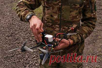 В приграничном российском регионе сбили украинский дрон-камикадзе. Российские пограничники сбили украинский дрон-камикадзе недалеко от села Середа в Белгородской области. По данным Telegram-канала Baza, беспилотный летательный аппарат (БПЛА) FPV сбили около трех часов дня. Предварительно, он был запущен со стороны села Старица в Харьковской области.