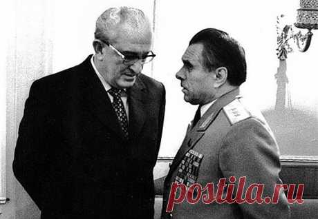Что забрал Юрий Андропов из спальни скончавшегося Леонида Брежнева Многие очевидцы подтверждали, что Юрий Андропов был одним из первых, кто появился в спальне скончавшегося Леонида Брежнева. Подтверждали свидетели и тот факт, что Андропов забрал из спальни Брежнева нечто, что, возможно, могло разрушить карьеру главы КГБ.