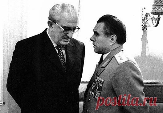 Что забрал Юрий Андропов из спальни скончавшегося Леонида Брежнева Многие очевидцы подтверждали, что Юрий Андропов был одним из первых, кто появился в спальне скончавшегося Леонида Брежнева. Подтверждали свидетели и тот факт, что Андропов забрал из спальни Брежнева нечто, что, возможно, могло разрушить карьеру главы КГБ.