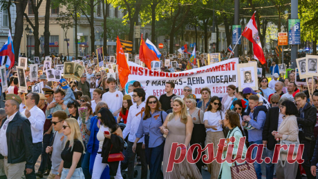 В Вене люди с украинскими флагами попытались сорвать шествие в честь Дня Победы. В центре Вены провокаторы с украинскими флагами попытались сорвать шествие в честь Дня Победы. Об этом сообщает РИА Новости. Вечером в центре столицы Австрии началось шествие &quot;Бессмертного полка&quot;, сотни участников акции прошли ...