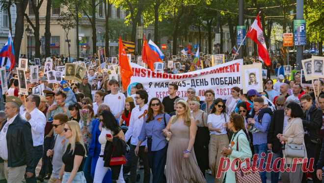 В Вене люди с украинскими флагами попытались сорвать шествие в честь Дня Победы. В центре Вены провокаторы с украинскими флагами попытались сорвать шествие в честь Дня Победы. Об этом сообщает РИА Новости. Вечером в центре столицы Австрии началось шествие "Бессмертного полка", сотни участников акции прошли ...