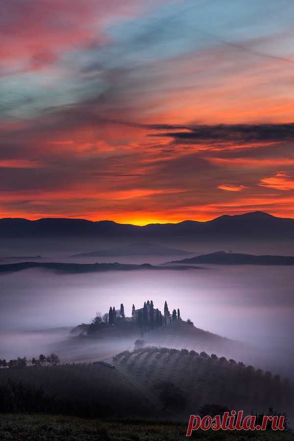 'Towards the Heaven' Early morning, fog, San Quirico D'Orcia, Tuscany, Italy | Elize Bokelman приколол(а) это к доске Sunrise ☼ Sunset