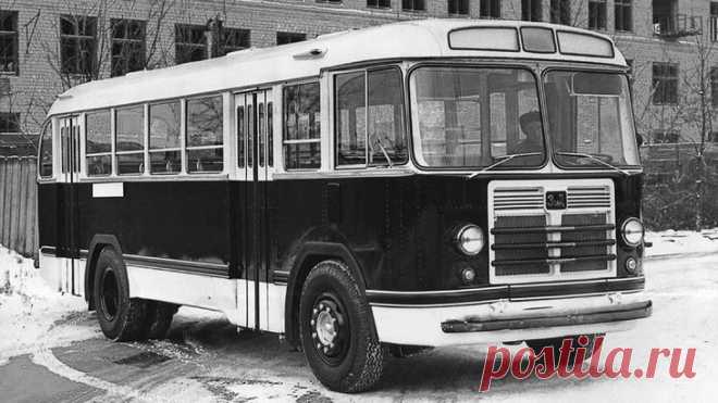 Луноход №677: история создания автобуса ЛиАЗ-677 Этот автобус стал одним из символов общественного транспорта бывшего СССР – мало кто не знаком с этим большим лупоглазым зверем. Сейчас многие знают и о его технических особенностях вроде автоматическ...