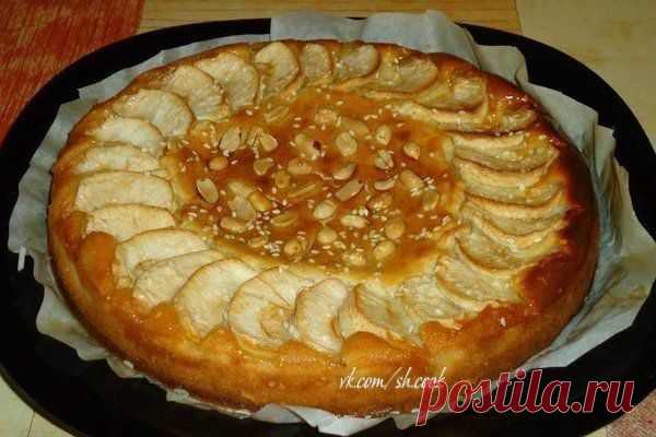 Пирог творожный с яблоками .