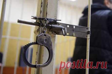 Россиянин зарезал 39-летнюю супругу во время ссоры и пошел под суд. В Вологодской области суд рассмотрит дело 41-летнего мужчины, зарезавшего 39-летнюю супругу. Утром 1 января пьяный фигурант поссорился с женой. Он взял нож и несколько раз ударил им женщину, нанеся ей смертельные ранения. Вскоре обвиняемый осознал, что произошло, и обратился в экстренную службу.