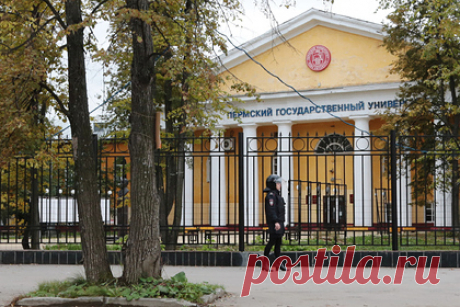Стало известно о попытке охранника убежать во время стрельбы в вузе в Перми. Охранник восьмого корпуса ПГНИУ на момент нападения находился в холле здания. После того как началась стрельба, он попытался убежать, сообщает Life. Уточняется, что в этот момент он нажимал переносную тревожную кнопку. Ранее сообщалось, что охранник, попытавшийся остановить стрелка, находится в тяжелом состоянии.