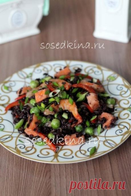 Чёрный рис с овощами, форелью и креветками. 

СОСТАВ:
Форель (сёмга, лосось) — 200 гр
Перец болгарский – 0,5 шт
Горошек зелёный – 100 гр
Кунжутное масло – 1 ч.л.
Рис (чёрный) – 0,5 стак.
Вяленые томаты – 5 шт
Лук репчатый – 1 шт
Креветки – 7-10 шт
Мирин – 2 ст.л.
Чеснок – 2 зуб.
Соль, перец.