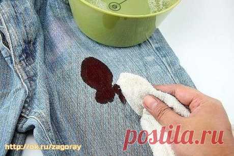 20 способов удаления различных пятен.


1. Изделия из искусственных шелковых тканей нельзя сразу, без пробы, чистить такими средствами, как ацетон, перекись водорода, щавелевая, уксусная и лимонная кислота. 

2. Пятна на изделиях из искусственной кожи нельзя удалять спиртом, бензином, ацетоном, а только теплой мыльной водой. 

3. Пятна от фруктов и фруктовых соков можно удалить раствором глицерина и водки (в равных частях), а также, если держать ткань над посудой с кипящей...