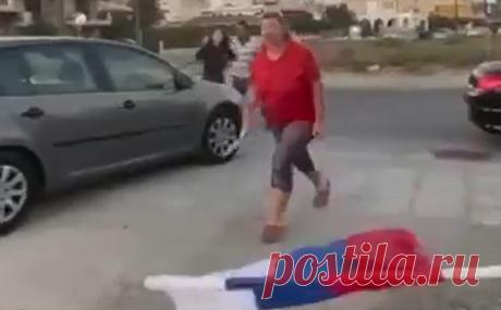 На Кипре задержали угрожавшую россиянам ножом украинку. Полиция задержала 55-летнюю украинку, которая в день российского флага (22 августа) пыталась с ножом напасть на кипрском курорте Ларнака, пишет газета Philenews.