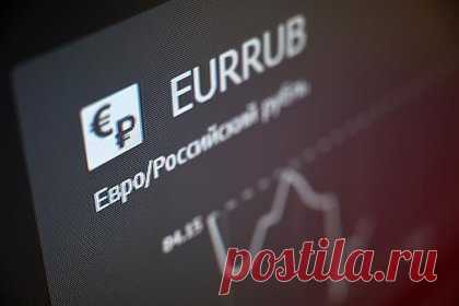 Курс евро в России установил новый рекорд. Впервые с конца апреля 2023 года курс евро на Московской бирже поднялся выше 92 рублей. На пике европейская валюта доходила до 92,047 рубля — почти на 46 копеек дороже, чем днем ранее. К закрытию биржи курс опустился до уровня в 91,65 рубля. Доллар США тем временем достиг уровня в 84,28 рубля.