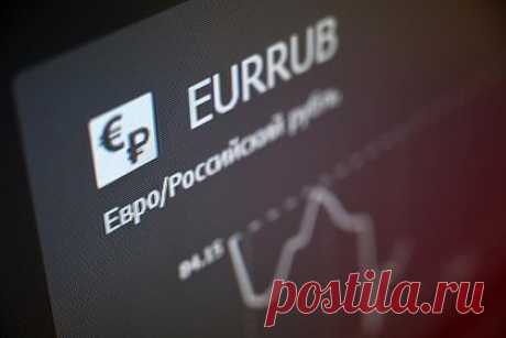 Курс евро в России установил новый рекорд. Впервые с конца апреля 2023 года курс евро на Московской бирже поднялся выше 92 рублей. На пике европейская валюта доходила до 92,047 рубля — почти на 46 копеек дороже, чем днем ранее. К закрытию биржи курс опустился до уровня в 91,65 рубля. Доллар США тем временем достиг уровня в 84,28 рубля.