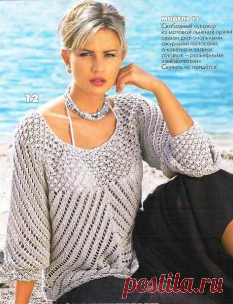 Свободный джемпер, связанный диагональными ажурными полосами и узором «звёздочки».