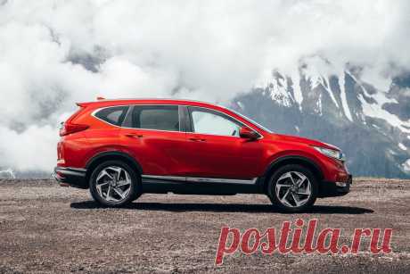 Кроссовер Honda CR-V скоро сменит дизайн и имя В Сети появились фотографии с тестов новой версии паркетника японской марки. Официальная премьера должна состояться до конца этого года. Снимки закамуфлированного кроссовера, в котором угадывается CR-V (у машин идентичный профиль), были сделаны в Китае, их опубликовало издание Autohome. Скорее всего, это не рестайлинг, хотя, как и в России, на рынке КНР модель доступна с 2017-го, а два года, по местным меркам, — вполне подходя...
