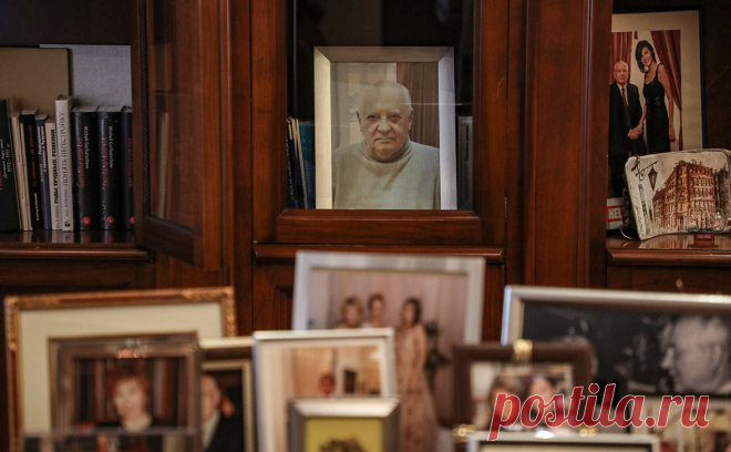 Фонд назвал время прощания с Горбачевым. Церемония прощания с единственным президентом СССР Михаилом Горбачевым, который умер накануне вечером, пройдет с 10:00 до 14:00 3 сентября в Колонном зале Дома союзов, сообщил пресс-секретарь Горбачев-фонда Владимир Поляков, передает ТАСС.