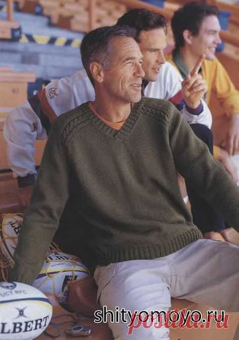 Мужской пуловер с косами, связанный спицами.