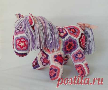 African Flower Crochet Horse Pink and Purple от ZayaLosya на Etsy
