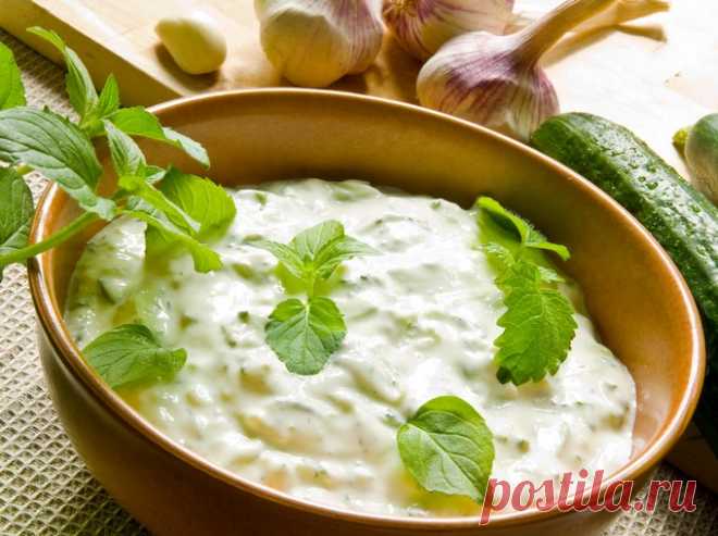 Вкуснейший огуречный соус 
Вкусный соус на основе сметаны для курицы или мяса-гриль. Хорошо подойдет к шашлыкам или в качестве дипа для овощей.

Ингредиенты:Сметана 21% — 400 грОгурцы — 3 штМята — 1 большой пучокЧеснок — 3–4 з…