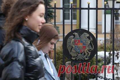 В парламенте Армении сравнили льва на гербе со смайликом и предложили заменить. Государственные символы Армении необходимо заменить: гимн должен иметь больше отношения к армянской музыке, а с герба надо убрать изображение льва — он слишком похож на смайлик. Об этом заявил председатель Национального Собрания Армении Ален Симонян в социальных сетях.