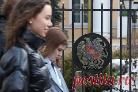 В парламенте Армении сравнили льва на гербе со смайликом и предложили заменить. Государственные символы Армении необходимо заменить: гимн должен иметь больше отношения к армянской музыке, а с герба надо убрать изображение льва — он слишком похож на смайлик. Об этом заявил председатель Национального Собрания Армении Ален Симонян в социальных сетях.