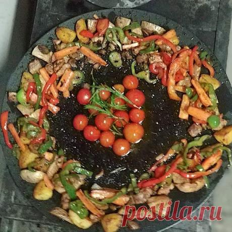 "ДАЧНАЯ КУЛИНАРИЯ НА МАНГАЛЕ И БАРБЕКЮ"
(в альбом https://vk.com/album-9333433_271382742 )
САДЖ ИЗ СВИНИНЫ, ГРИБОВ И ОВОЩЕЙ.

Садж - и блюдо, и сковорода, которая становится все больше популярной.
Принцип саджа - постепенно обжаривать продукты, оставляя предыдущие ингредиенты тут же, на сковороде.

Берём свинину, режем, как на шашлык, маринуем в приправах.
Режем грибы и овощи: картофель, перец, лук.
Чугунный садж нагреваем на огне, выливаем в середину масло. Как масло раск...