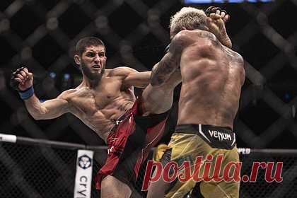 Махачев получил премию UFC за лучший сабмишн года. Российский чемпион UFC Ислам Махачев получил премию «Сабмишн года» за досрочную победу в поединке с бразильцем Чарльзом Оливейрой. «Я прикончил самого опасного парня в партере — я знал свои навыки и говорил прессе, всем вокруг, что собираюсь его задушить. Я знаю, что заслуживаю эту награду», — заявил Махачев.