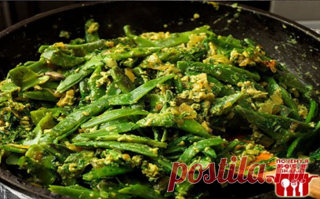 Стручковая фасоль по-грузински
Итого на 100 грамм - 91.12 ккал:
Белки- 15.35 
Жиры - 2.36
Углеводы - 1.54
Ингредиенты:
 • 300 г зелёной стручковой фасоли
• 1 головка репчатого лука
• 2-3 свежих помидора
• несколько зубчиков чеснока
• 2 яйца
• зелень
• грецкие орехи
Приготовление:
1.Отварите стручковую фасоль в подсоленной воде.
2. В глубокой сковородке обжарьте до золотистого цвета репчатый лук, опустите в сковороду фасоль и влейте немного отвара, в котором она варилась.