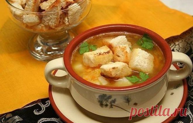 Гороховый суп с копченостями и гренками