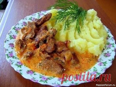 Гуляш с подливой и картофельным пюре родом из детства