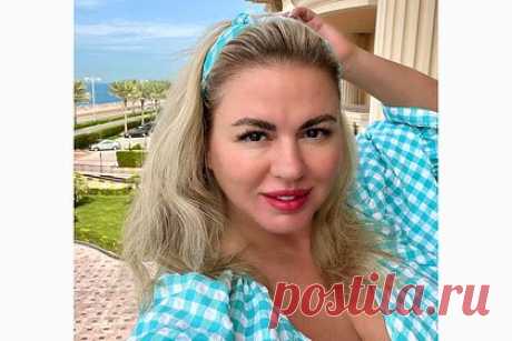 Анна Семенович показала внешность без фильтров и вызвала споры в сети. Российская певица и бывшая солистка группы «Блестящие» Анна Семенович показала внешность без фильтров и вызвала споры в сети. На размещенном кадре исполнительница предстала в летнем наряде с глубоким декольте, при этом за ее спиной было видно море и пальмы. Звезда распустила и зачесала назад волосы.