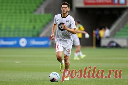 Единственному гею в профессиональном футболе поступили смертельные угрозы. Австралийский футбольный клуб «Аделаида Юнайтед» обратился в полицию из-за смертельных угроз, поступивших игроку команды Джошуа Кавалло. Исполнительный директор «Аделаиды» Натан Космина уточнил, что речь идет о сообщениях в соцсетях. Он также отметил, что игрок мужественно переживает происходящее.