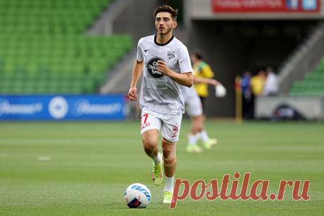 Единственному гею в профессиональном футболе поступили смертельные угрозы. Австралийский футбольный клуб «Аделаида Юнайтед» обратился в полицию из-за смертельных угроз, поступивших игроку команды Джошуа Кавалло. Исполнительный директор «Аделаиды» Натан Космина уточнил, что речь идет о сообщениях в соцсетях. Он также отметил, что игрок мужественно переживает происходящее.