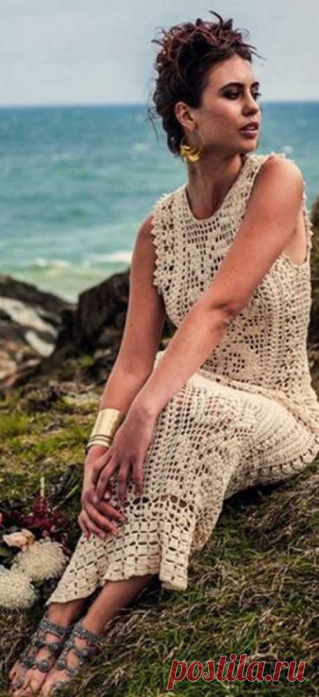 Длинное летнее платье в технике филейного кружева крючком