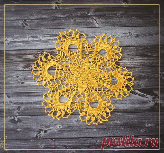 Вязаная маленькая желтая салфетка, диаметр ок. 27 см