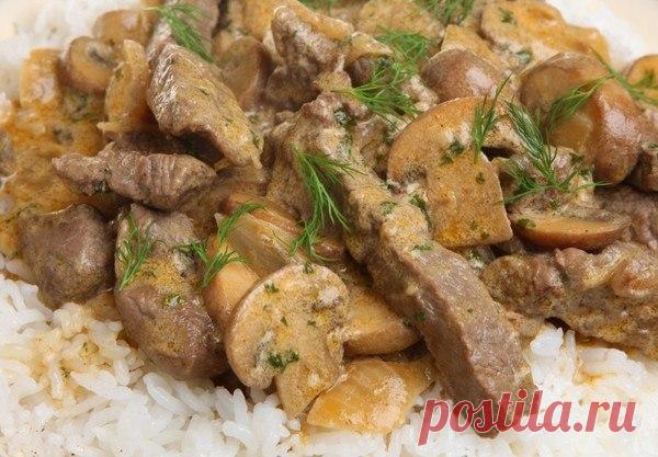 Бефстроганов с шампиньонами в мультиварке

Время приготовления:
1 час
Сложность: легко

Что нужно:

Телятина - 600 г
Луковица - 2 шт.
Сметана - 100 мл
Сливки - 100 мл
Шампиньоны - 200 г
Оливковое масло - 50 мл
Пшеничная мука - 20 г
Перец - по вкусу
Соль - по вкусу

Что делать:

Подготовить мультиварку и ингредиенты.

Мясо вымыть холодной водой, обсушить бумажными полотенцами и нарезать ломтями толщиной 1 см. Отбить кухонным молотком. Отбитые куски мяса нарезать поперек вол...