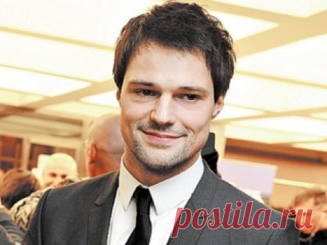 У каждой эпохи есть свои герои. Когда-то их образы вычитывались в романах или угадывались в портретах, а ныне мы видим героев во плоти на кино- и телеэкранах. И кто усомнится, что подлинным героем нашего времени стал Данила Козловский — актёр, без которого не обходится ни один отечественный фильм, претендующий на реальный кассовый успех?