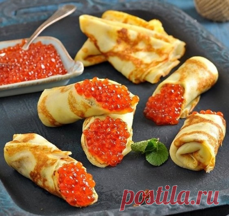БЛИНЫ С АВОКАДО, СЛИВОЧНЫМ СЫРОМ И КРАСНОЙ ИКРОЙ