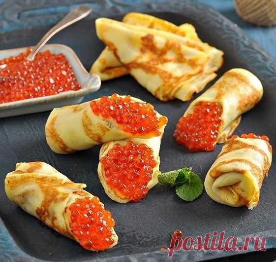 БЛИНЫ С АВОКАДО, СЛИВОЧНЫМ СЫРОМ И КРАСНОЙ ИКРОЙ