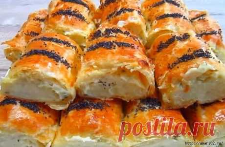 Слоеные пирожки с картофелем и плавным сыром
