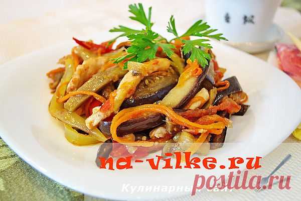Теплый овощной салат из курицы и баклажан.
