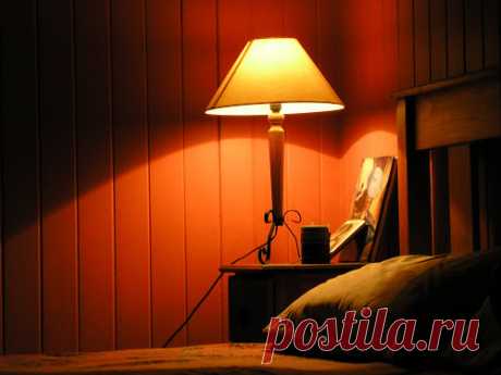 Обереги для спальни: вещи, которые полезно держать у изголовья кровати Спальня — одно из самых важных мест в доме. Здоровый сон превыше всего, ведь от него зависит наша продуктивность и сила биополя. Именно поэтому важно держать возле изголовья кровати специальные обереги, которые будут хранить ваш покой.